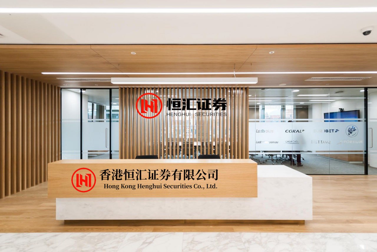 361配资 谷歌新模型FunctionGemma：手机本地就能跑的AI小助手来了谷歌正式发布FunctionGemma模型，该模型基于Gemma 3 270M版本专项微调，核心目标是将高精度函数调用能力引入手机等边缘设备，推动AI从对话式接口向主动式智能体升级。作为轻量化专用模型，Functi...